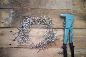 Quel type de pince à rivet choisir pour des travaux de précision ?
