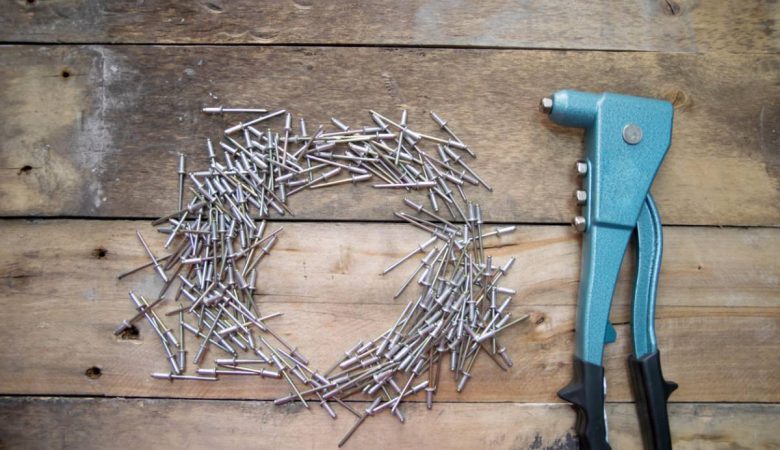 Quel type de pince à rivet choisir pour des travaux de précision ?