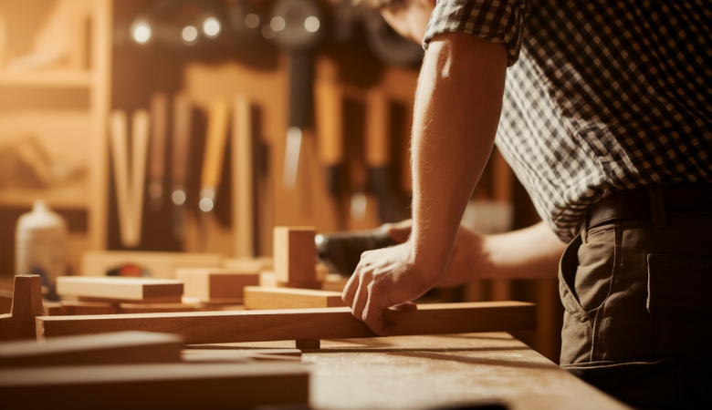 charpentier-dos-atelier-outils-bois