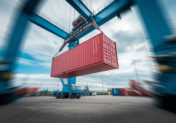 grue-container-rouge-chantier-industriel