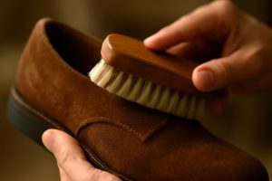 mains-brosse-chaussure-daim-doux