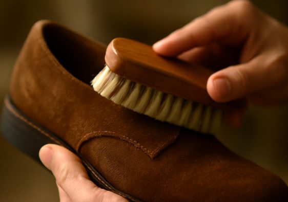 mains-brosse-chaussure-daim-doux