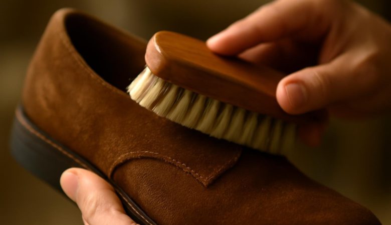 mains-brosse-chaussure-daim-doux
