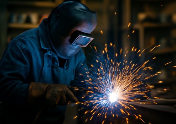 ouvrier-equipement-protection-etincelles-soudure