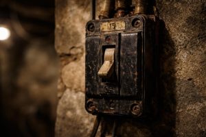 disjoncteur-noir-vieux-mur-cave
